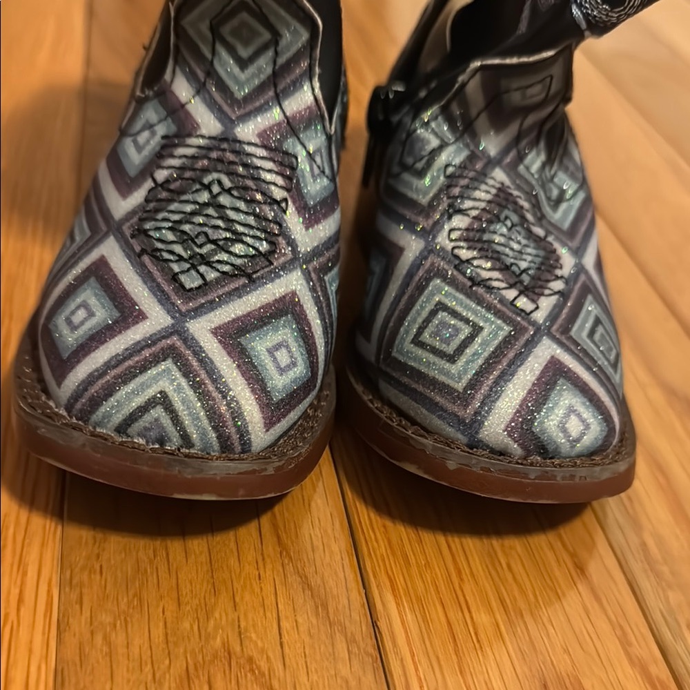 Geometric Pattern Cowboy Boots - Picture 4 of 5